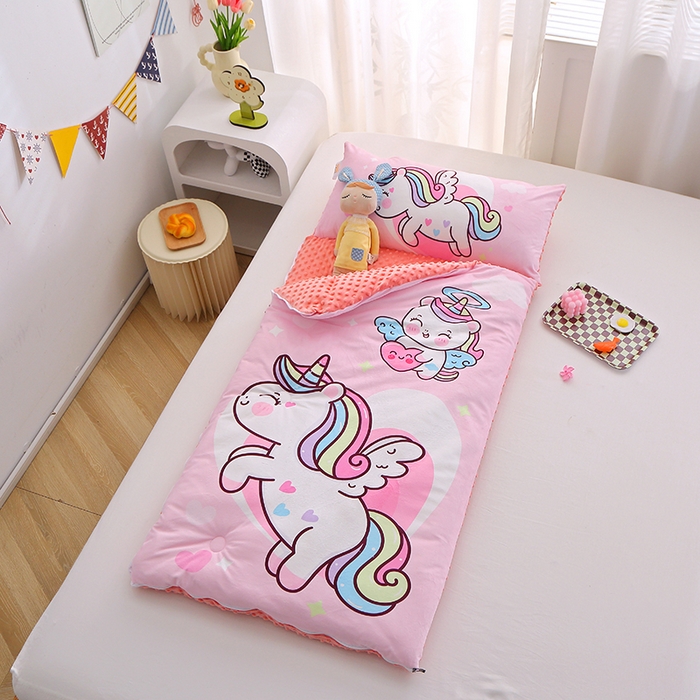 91家纺网 家纺一手货源 找家纺 八零年代 2025新款秋冬加厚豆豆绒儿童一体睡袋宝宝绒防踢被 粉红马