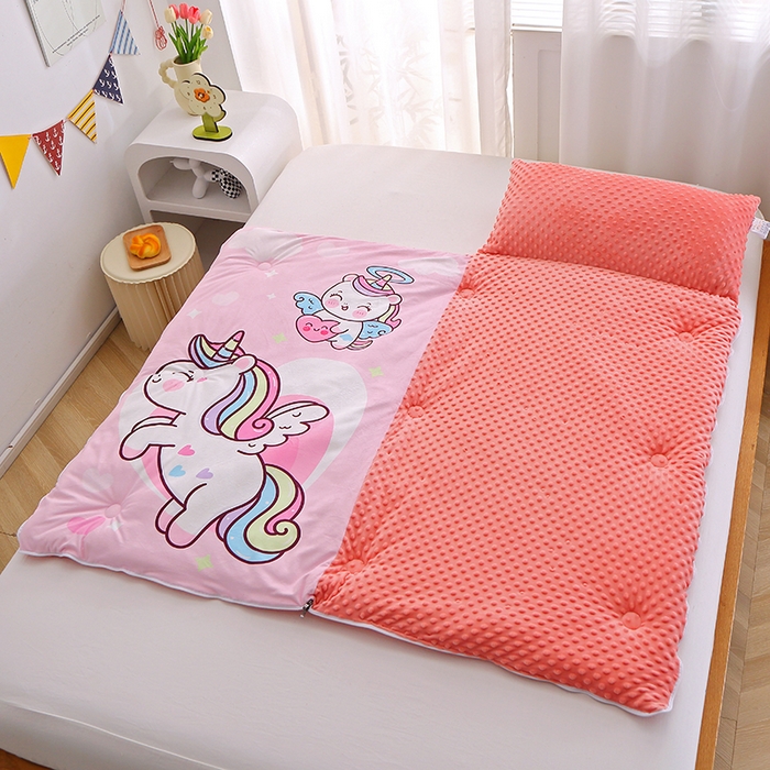 91家纺网 家纺一手货源 找家纺 八零年代 2025新款秋冬加厚豆豆绒儿童一体睡袋宝宝绒防踢被 粉红马