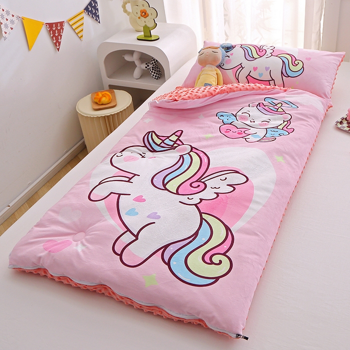 91家纺网 家纺一手货源 找家纺 八零年代 2025新款秋冬加厚豆豆绒儿童一体睡袋宝宝绒防踢被 粉红马