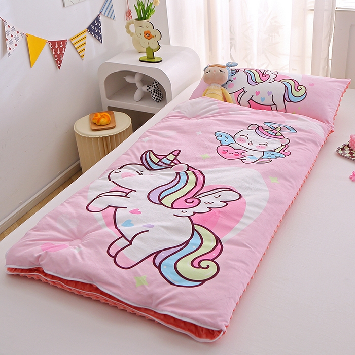 91家纺网 家纺一手货源 找家纺 八零年代 2025新款秋冬加厚豆豆绒儿童一体睡袋宝宝绒防踢被 粉红马