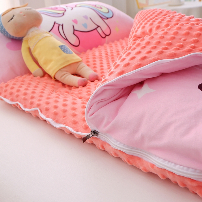 91家纺网 家纺一手货源 找家纺 八零年代 2025新款秋冬加厚豆豆绒儿童一体睡袋宝宝绒防踢被 粉红马