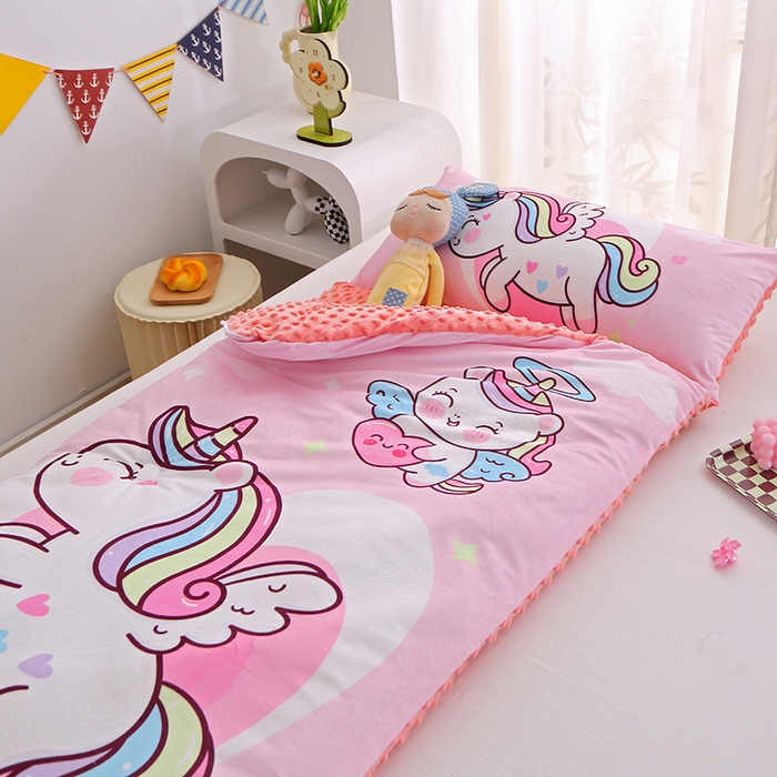 91家纺网 家纺一手货源 找家纺 八零年代 2025新款秋冬加厚豆豆绒儿童一体睡袋宝宝绒防踢被 粉红马