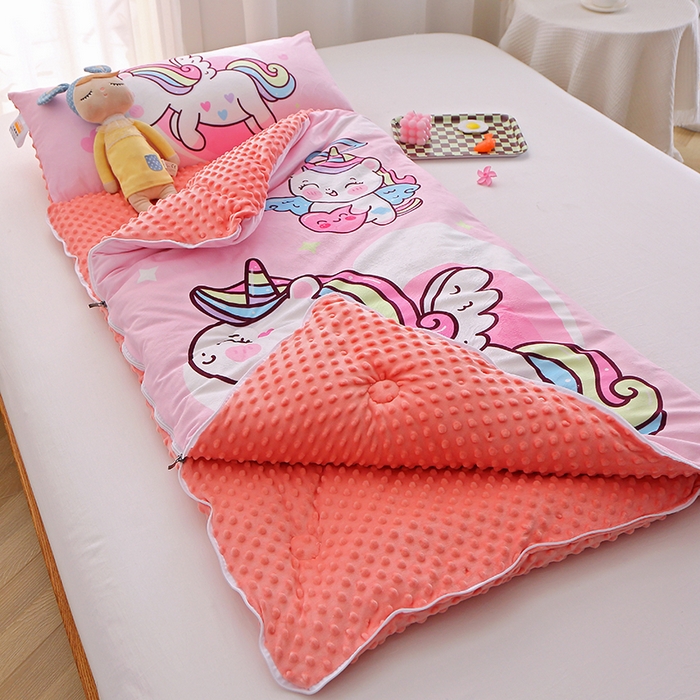 91家纺网 家纺一手货源 找家纺 八零年代 2025新款秋冬加厚豆豆绒儿童一体睡袋宝宝绒防踢被 粉红马