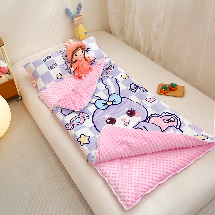 91家纺网 家纺一手货源 找家纺 八零年代 2025新款秋冬加厚豆豆绒儿童一体睡袋宝宝绒防踢被 格子紫兔