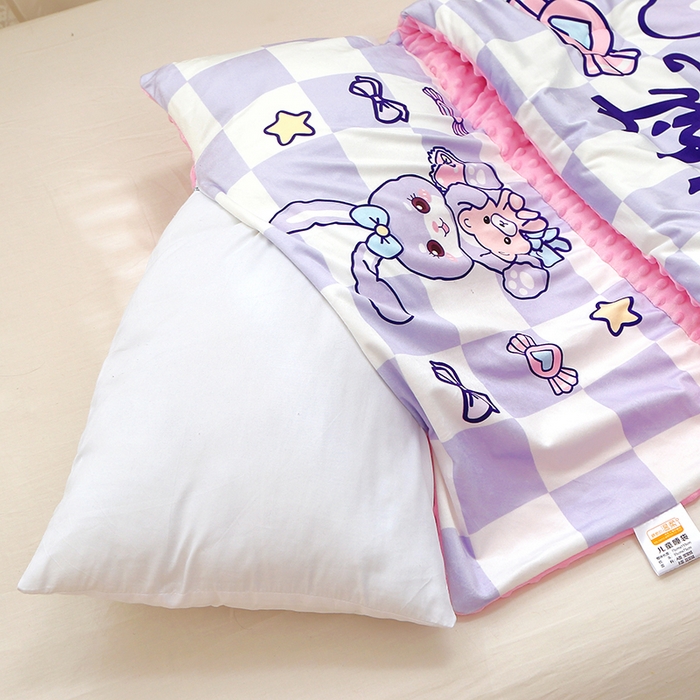 91家纺网 家纺一手货源 找家纺 八零年代 2025新款秋冬加厚豆豆绒儿童一体睡袋宝宝绒防踢被 格子紫兔