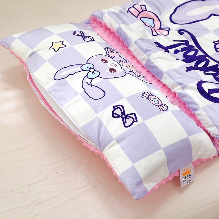 91家纺网 家纺一手货源 找家纺 八零年代 2025新款秋冬加厚豆豆绒儿童一体睡袋宝宝绒防踢被 格子紫兔