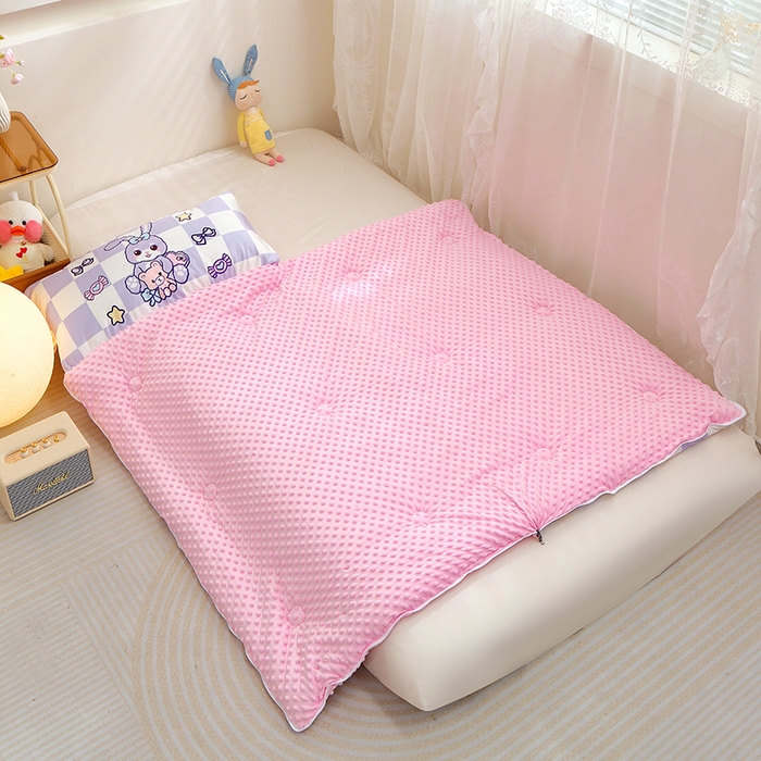 91家纺网 家纺一手货源 找家纺 八零年代 2025新款秋冬加厚豆豆绒儿童一体睡袋宝宝绒防踢被 格子紫兔