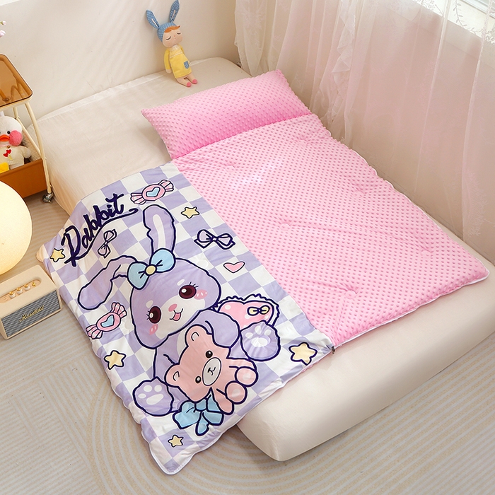 91家纺网 家纺一手货源 找家纺 八零年代 2025新款秋冬加厚豆豆绒儿童一体睡袋宝宝绒防踢被 格子紫兔