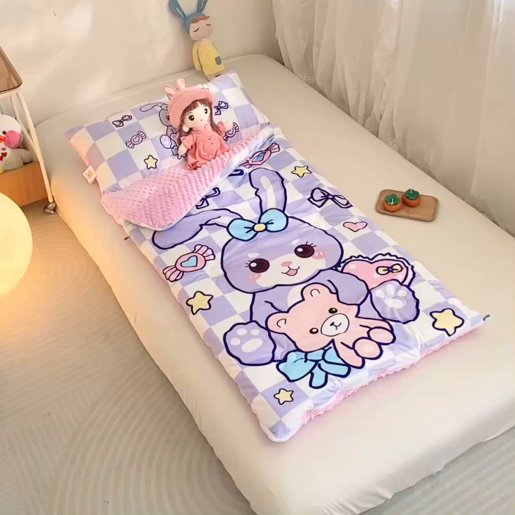 91家纺网 家纺一手货源 找家纺 八零年代 2025新款秋冬加厚豆豆绒儿童一体睡袋宝宝绒防踢被 格子紫兔