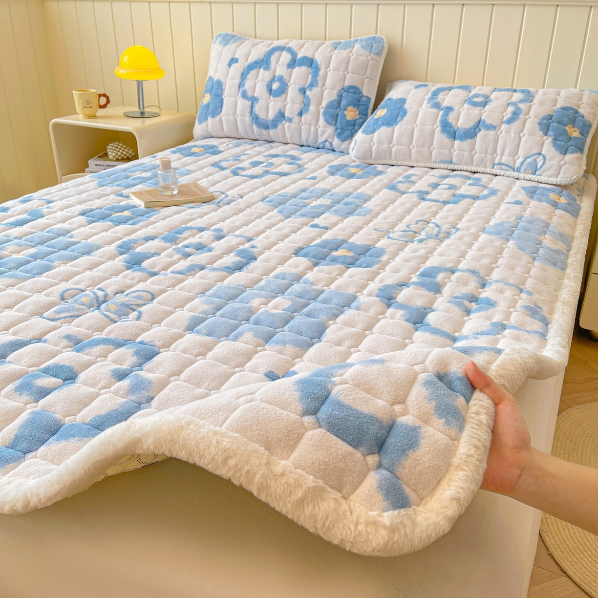 91家纺网 家纺一手货源 找家纺 （总）LIFE.丽芙 2025秋冬新款牛奶绒加厚夹棉床垫床护垫单件印花卡通小清新床褥床垫子三件套