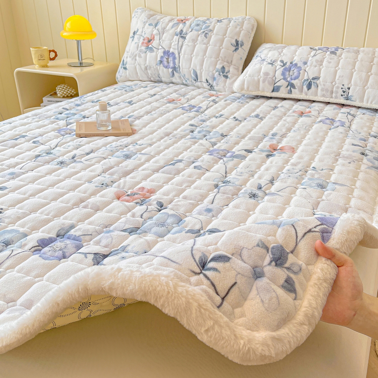 91家纺网 家纺一手货源 找家纺 LIFE.丽芙 2025秋冬新款牛奶绒加厚夹棉床垫床护垫单件印花卡通小清新床褥床垫子三件套 司藤