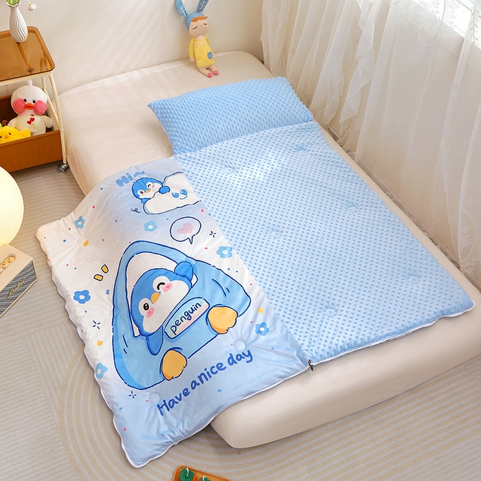 91家纺网 家纺一手货源 找家纺 八零年代 2025新款秋冬加厚豆豆绒儿童一体睡袋宝宝绒防踢被 顽皮企鹅