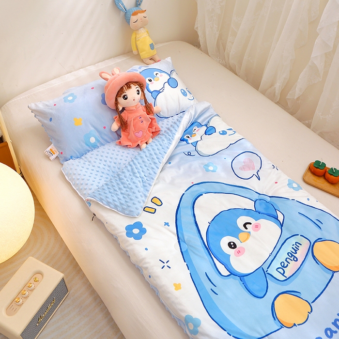 91家纺网 家纺一手货源 找家纺 八零年代 2025新款秋冬加厚豆豆绒儿童一体睡袋宝宝绒防踢被 顽皮企鹅