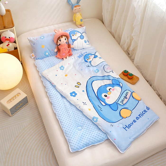 91家纺网 家纺一手货源 找家纺 八零年代 2025新款秋冬加厚豆豆绒儿童一体睡袋宝宝绒防踢被 顽皮企鹅