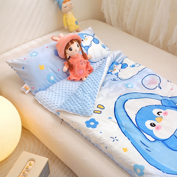 91家纺网 家纺一手货源 找家纺 八零年代 2025新款秋冬加厚豆豆绒儿童一体睡袋宝宝绒防踢被 顽皮企鹅