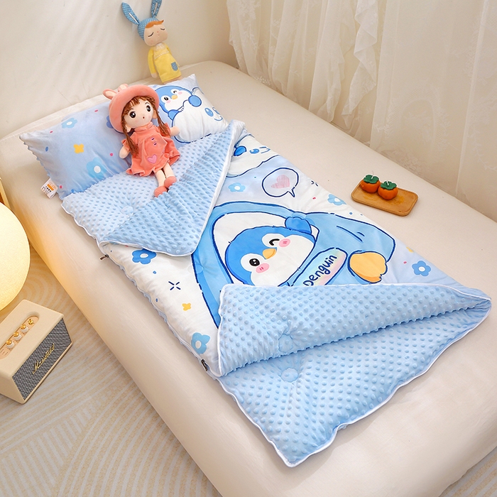 91家纺网 家纺一手货源 找家纺 八零年代 2025新款秋冬加厚豆豆绒儿童一体睡袋宝宝绒防踢被 顽皮企鹅