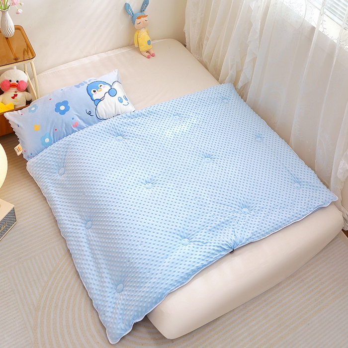 91家纺网 家纺一手货源 找家纺 八零年代 2025新款秋冬加厚豆豆绒儿童一体睡袋宝宝绒防踢被 顽皮企鹅