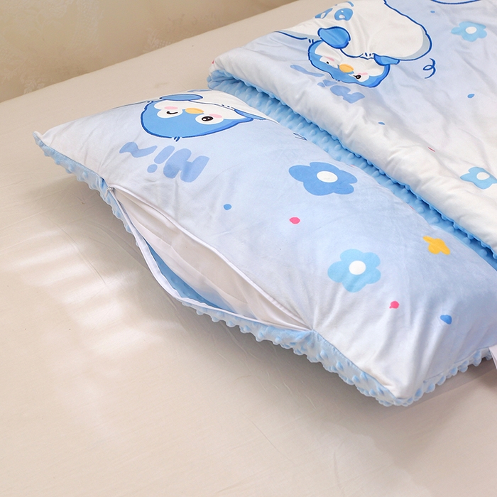 91家纺网 家纺一手货源 找家纺 八零年代 2025新款秋冬加厚豆豆绒儿童一体睡袋宝宝绒防踢被 顽皮企鹅