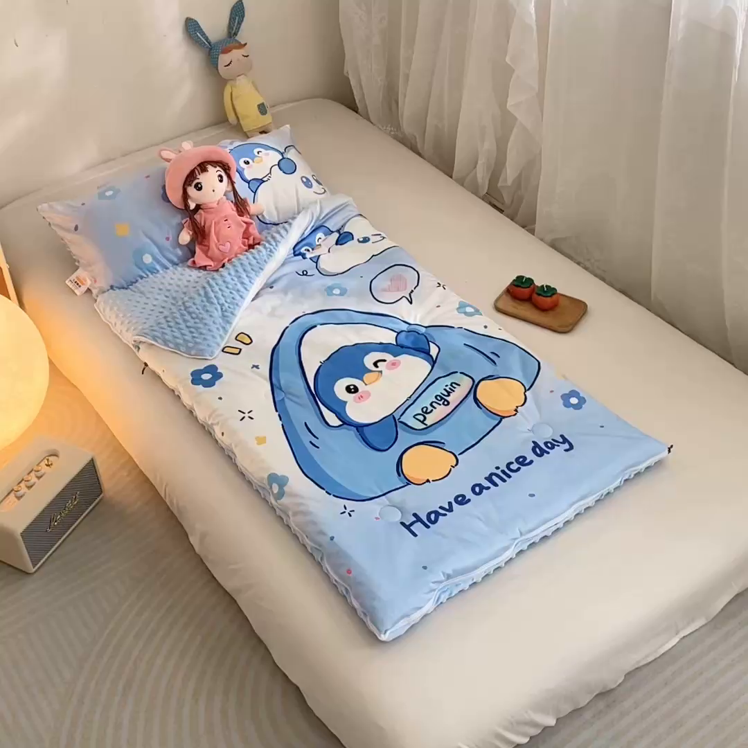 91家纺网 家纺一手货源 找家纺 八零年代 2025新款秋冬加厚豆豆绒儿童一体睡袋宝宝绒防踢被 顽皮企鹅