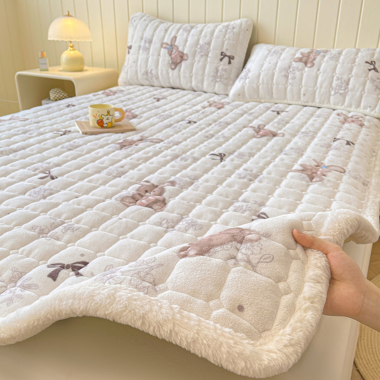 91家纺网 家纺一手货源 找家纺 LIFE.丽芙 2025秋冬新款牛奶绒加厚夹棉床垫床护垫单件印花卡通小清新床褥床垫子三件套 花环小兔