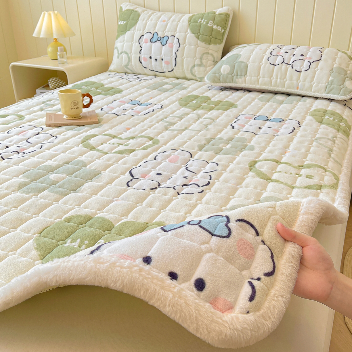 91家纺网 家纺一手货源 找家纺 LIFE.丽芙 2025秋冬新款牛奶绒加厚夹棉床垫床护垫单件印花卡通小清新床褥床垫子三件套 爱心小宠-绿