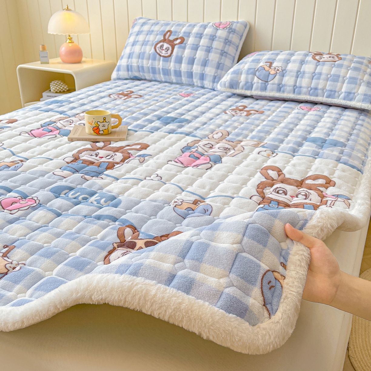 91家纺网 家纺一手货源 找家纺 LIFE.丽芙 2025秋冬新款牛奶绒加厚夹棉床垫床护垫单件印花卡通小清新床褥床垫子三件套 布布乐园