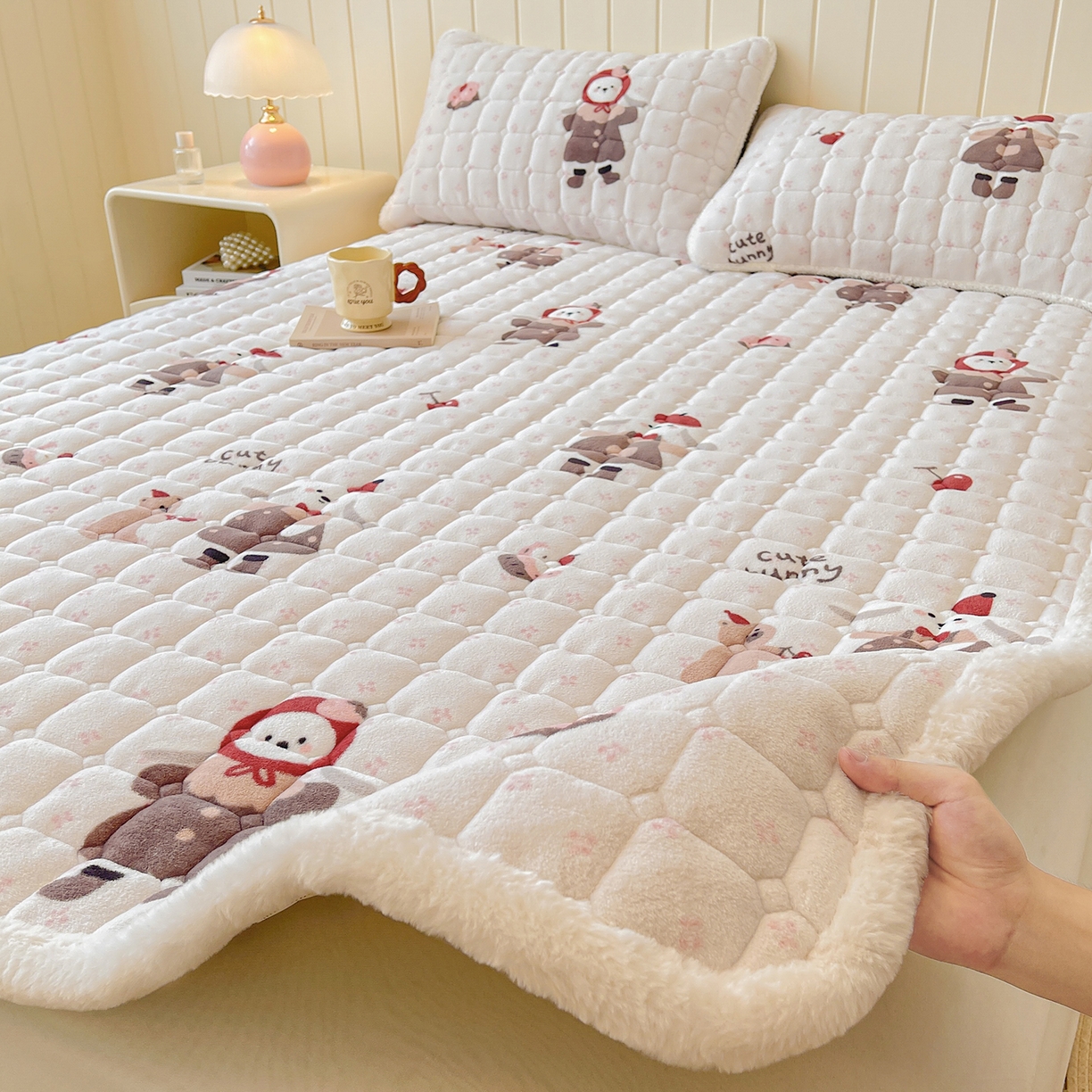 91家纺网 家纺一手货源 找家纺 LIFE.丽芙 2025秋冬新款牛奶绒加厚夹棉床垫床护垫单件印花卡通小清新床褥床垫子三件套 小伙伴
