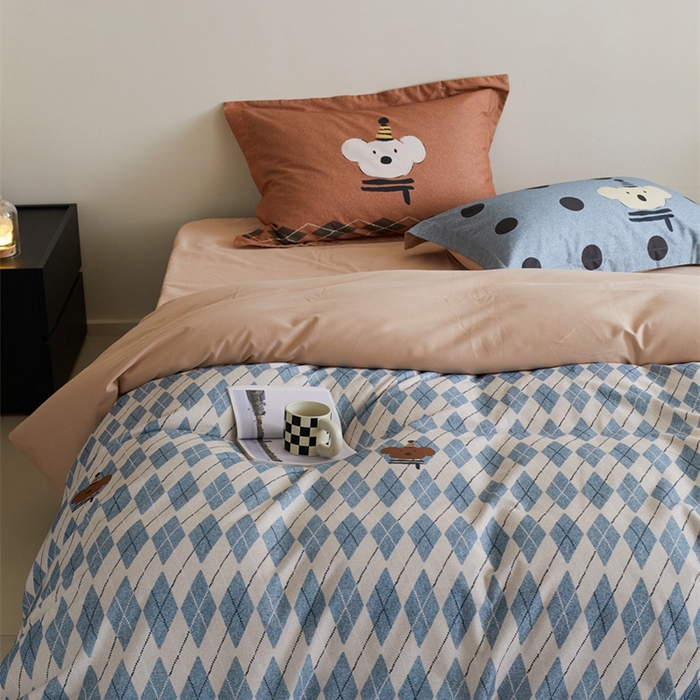 91家纺网 家纺一手货源 找家纺 由丽2025新款卡通磨毛印花四件套（控价券后不低于小号190，标准210，加大225） 菱形熊-蓝