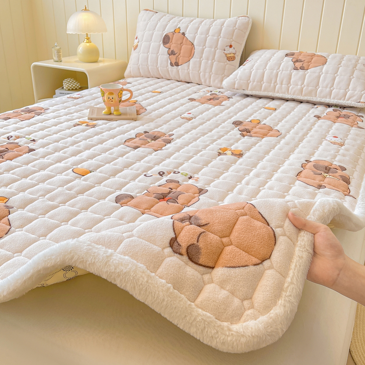 91家纺网 家纺一手货源 找家纺 LIFE.丽芙 2025秋冬新款牛奶绒加厚夹棉床垫床护垫单件印花卡通小清新床褥床垫子三件套 麦麦卡皮