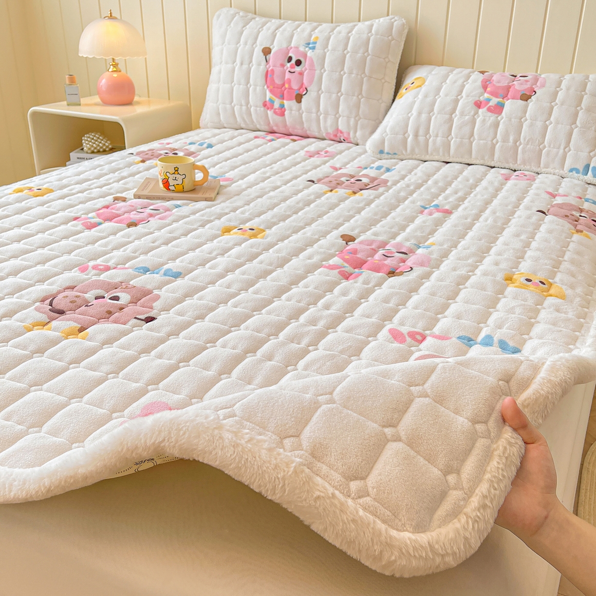 91家纺网 家纺一手货源 找家纺 LIFE.丽芙 2025秋冬新款牛奶绒加厚夹棉床垫床护垫单件印花卡通小清新床褥床垫子三件套 快乐多巴胺