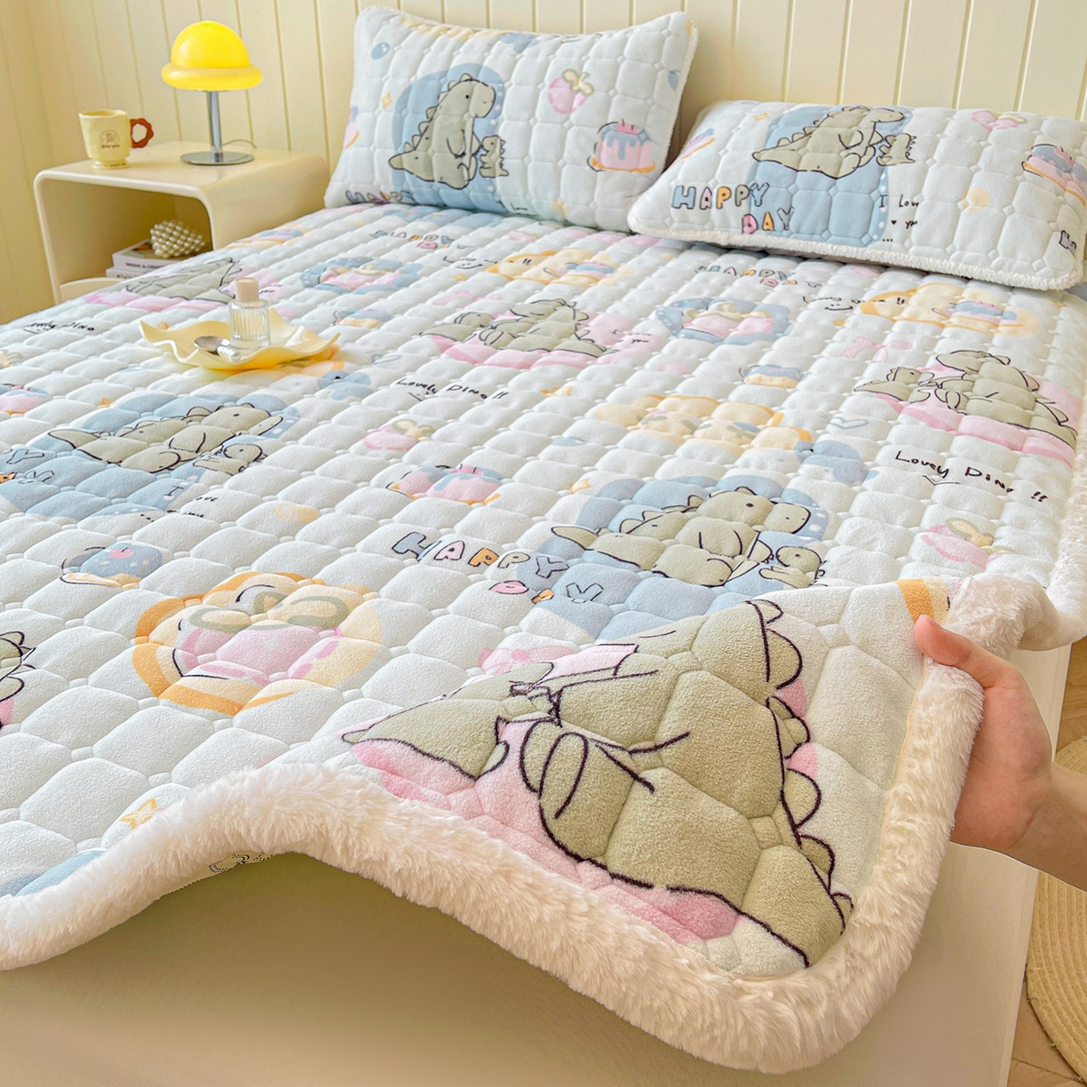 91家纺网 家纺一手货源 找家纺 LIFE.丽芙 2025秋冬新款牛奶绒加厚夹棉床垫床护垫单件印花卡通小清新床褥床垫子三件套 恐龙宝宝