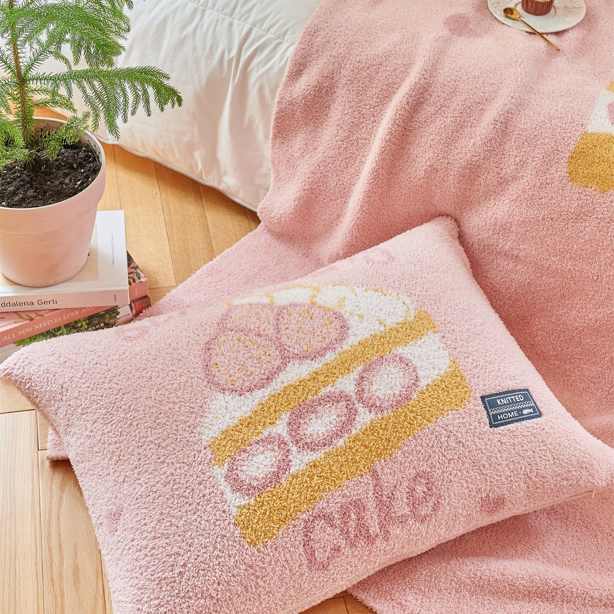 91家纺网 家纺一手货源 找家纺 暖绵绵家纺 2025新款半边绒针织提花枕同款含芯抱枕-甜品点心系列 甜品点心-恰贝塔同款含芯枕