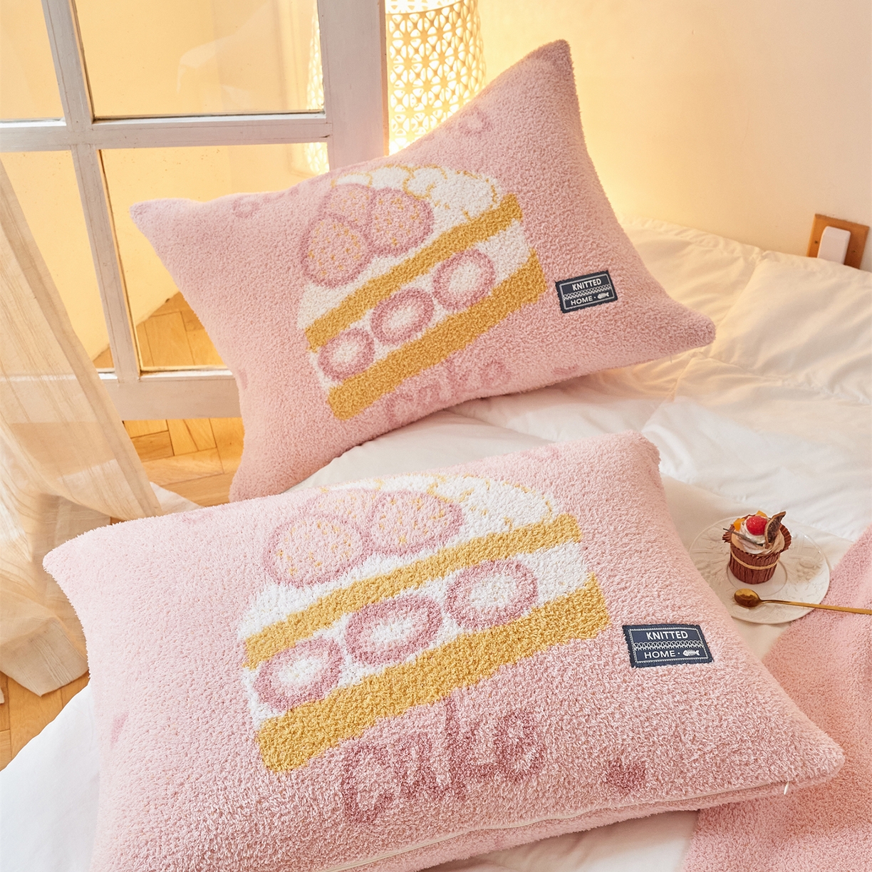 91家纺网 家纺一手货源 找家纺 暖绵绵家纺 2025新款半边绒针织提花枕同款含芯抱枕-甜品点心系列 甜品点心-恰贝塔同款含芯枕