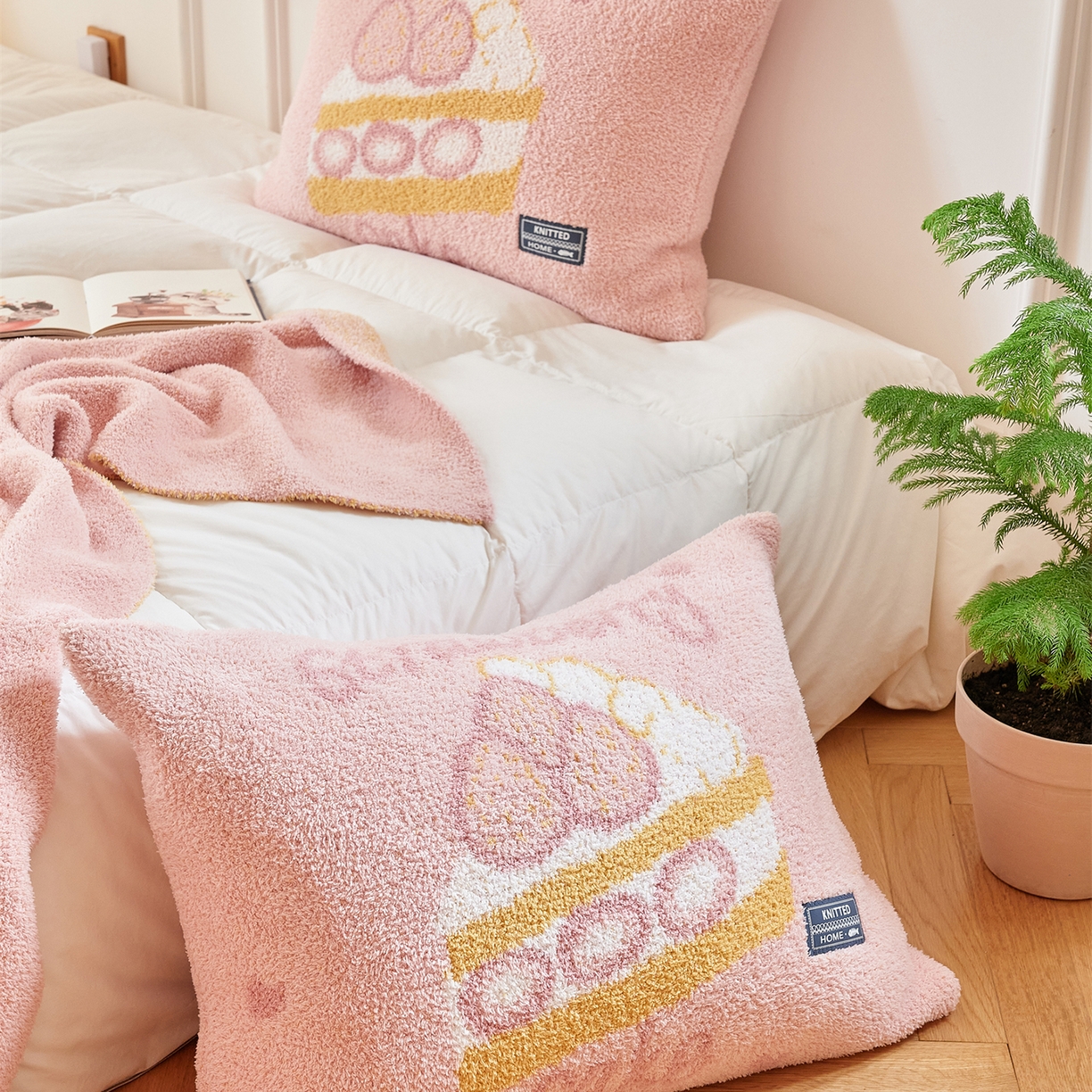 91家纺网 家纺一手货源 找家纺 暖绵绵家纺 2025新款半边绒针织提花枕同款含芯抱枕-甜品点心系列 甜品点心-恰贝塔同款含芯枕