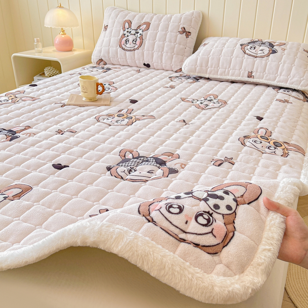 91家纺网 家纺一手货源 找家纺 LIFE.丽芙 2025秋冬新款牛奶绒加厚夹棉床垫床护垫单件印花卡通小清新床褥床垫子三件套 趣多多