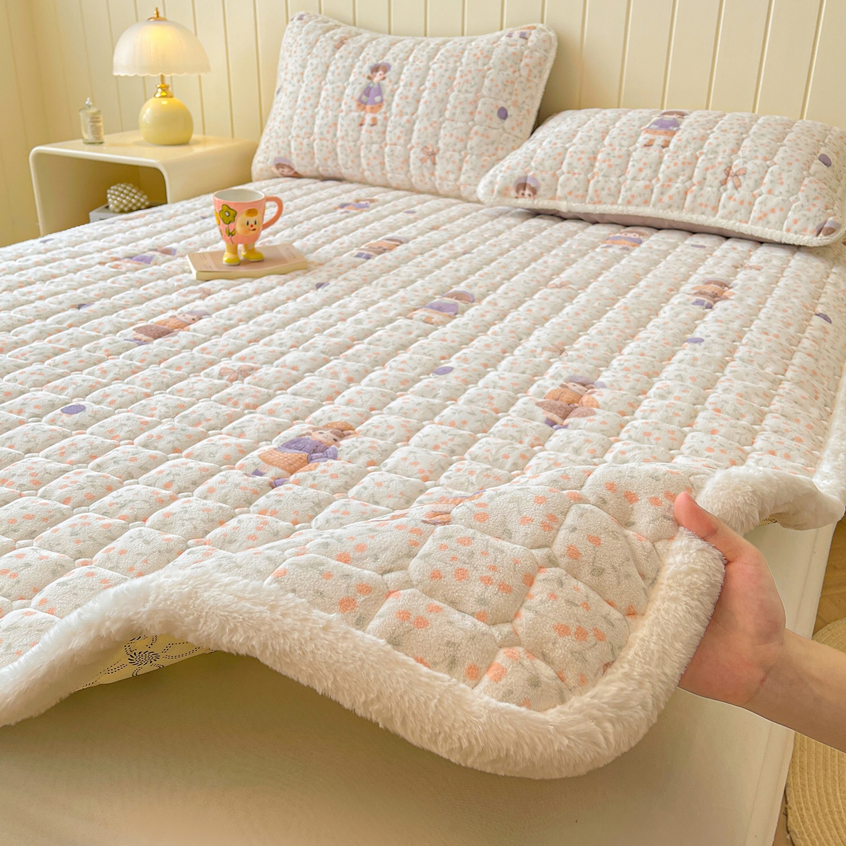 91家纺网 家纺一手货源 找家纺 （总）LIFE.丽芙 2025秋冬新款牛奶绒加厚夹棉床垫床护垫单件印花卡通小清新床褥床垫子三件套