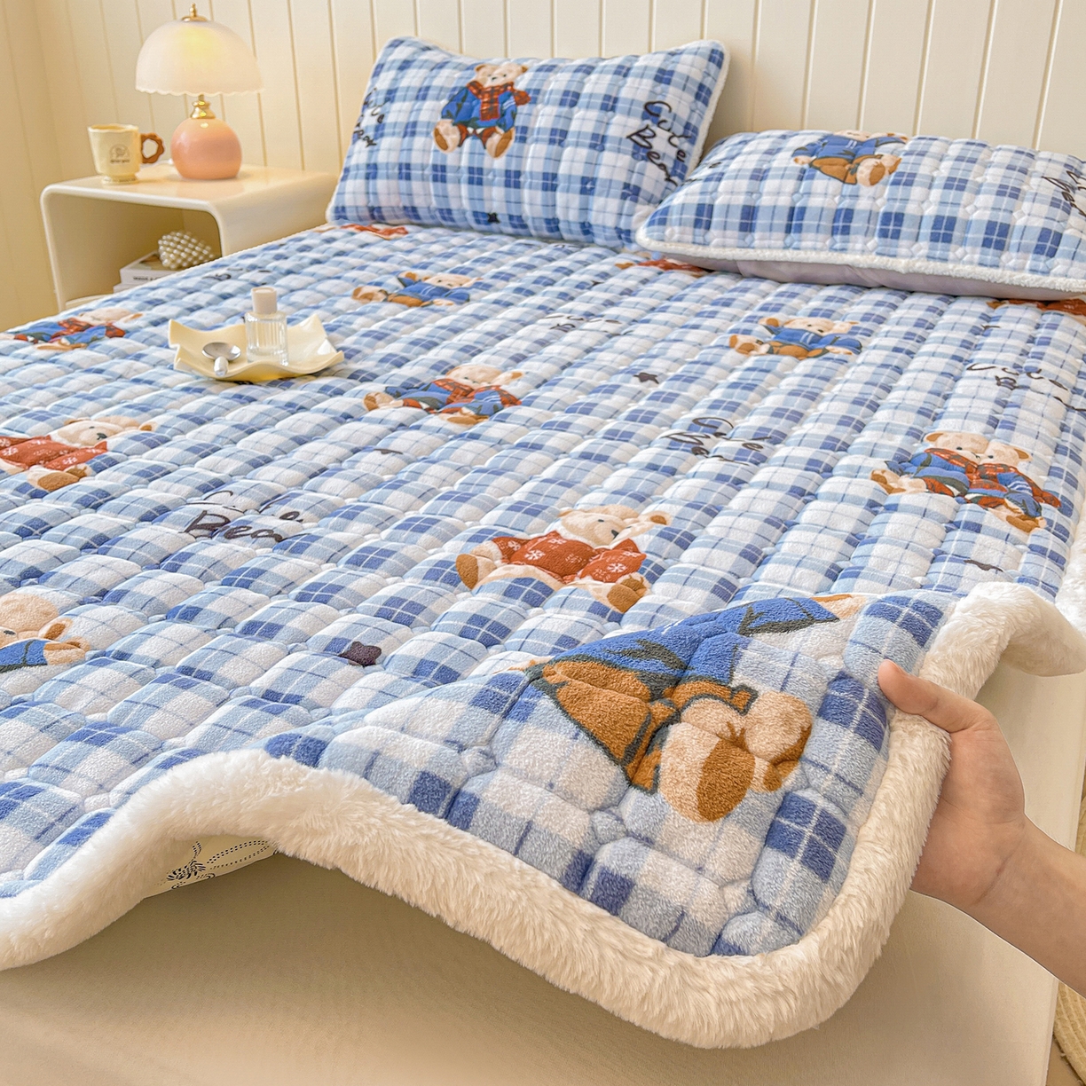 91家纺网 家纺一手货源 找家纺 LIFE.丽芙 2025秋冬新款牛奶绒加厚夹棉床垫床护垫单件印花卡通小清新床褥床垫子三件套 冬日小熊