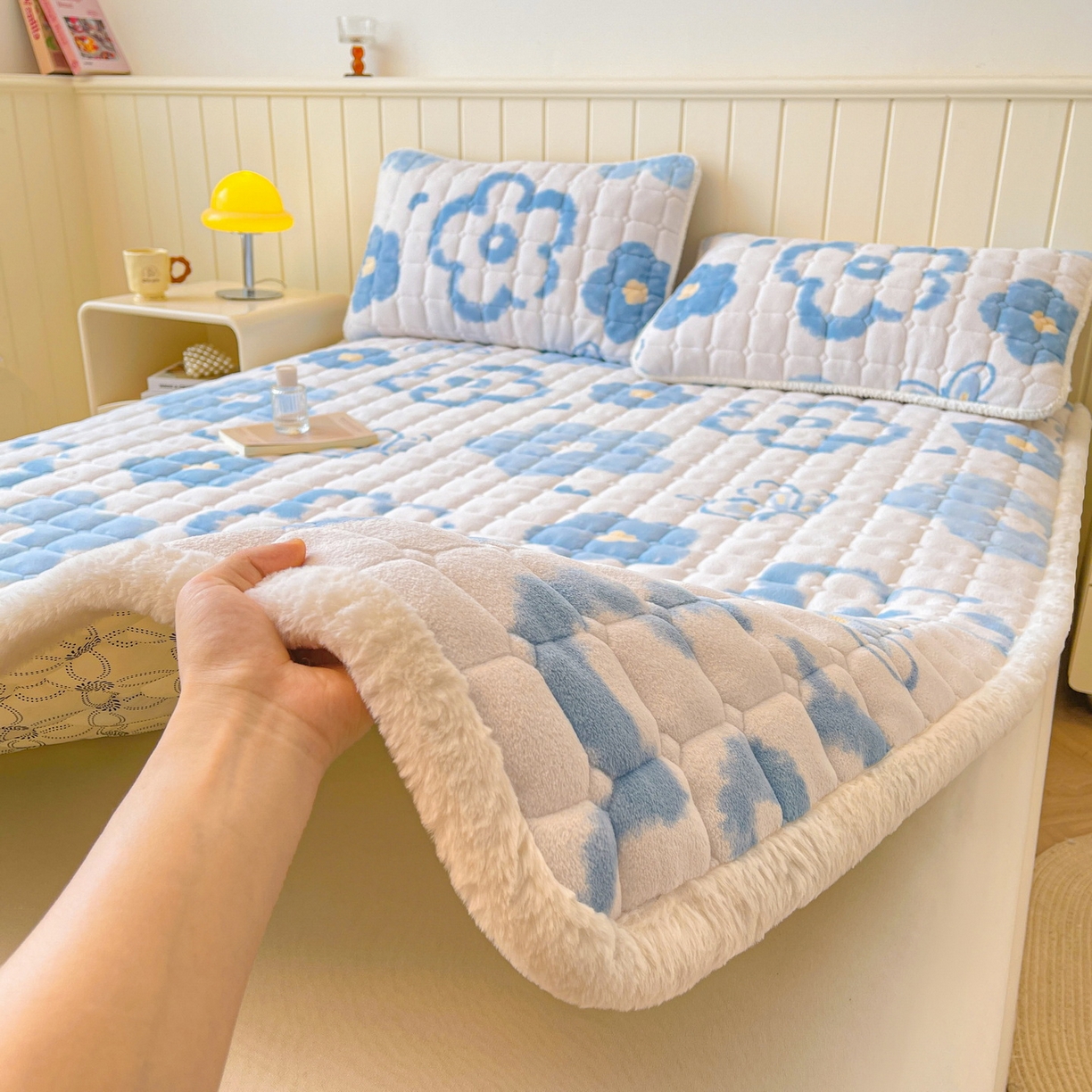 91家纺网 家纺一手货源 找家纺 LIFE.丽芙 2025秋冬新款牛奶绒加厚夹棉床垫床护垫单件印花卡通小清新床褥床垫子三件套 花恋