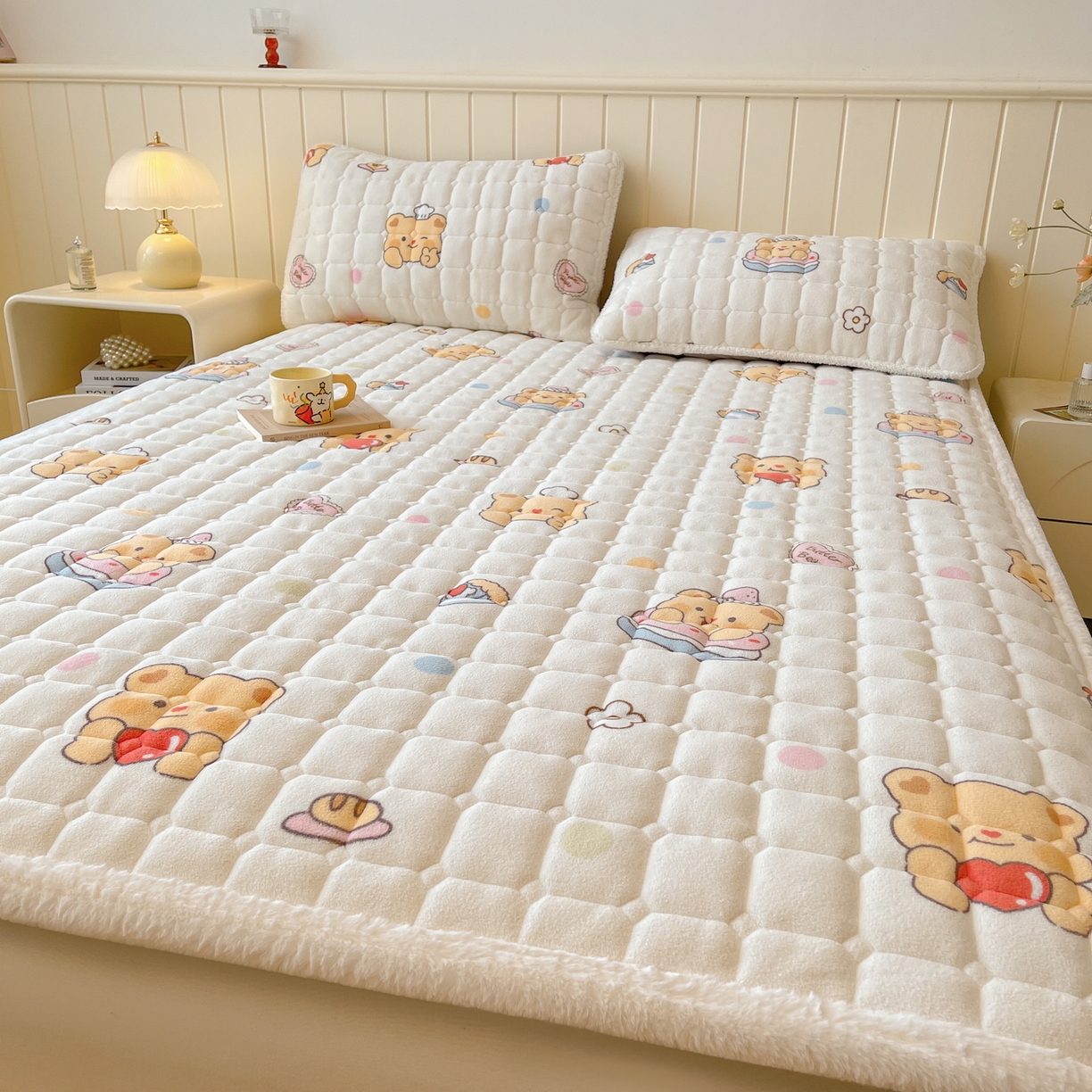 91家纺网 家纺一手货源 找家纺 LIFE.丽芙 2025秋冬新款牛奶绒加厚夹棉床垫床护垫单件印花卡通小清新床褥床垫子三件套 小熊包