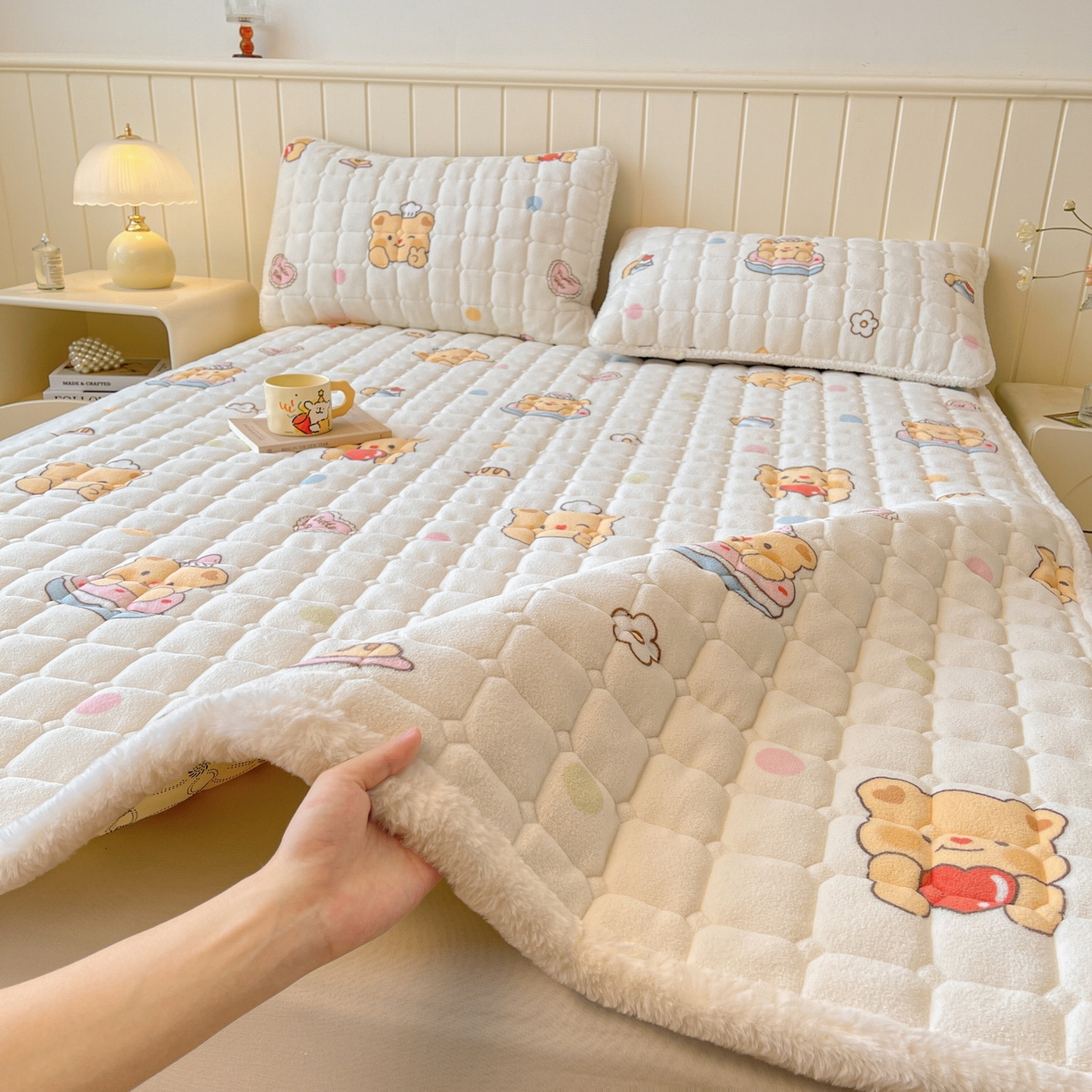 91家纺网 家纺一手货源 找家纺 LIFE.丽芙 2025秋冬新款牛奶绒加厚夹棉床垫床护垫单件印花卡通小清新床褥床垫子三件套 小熊包