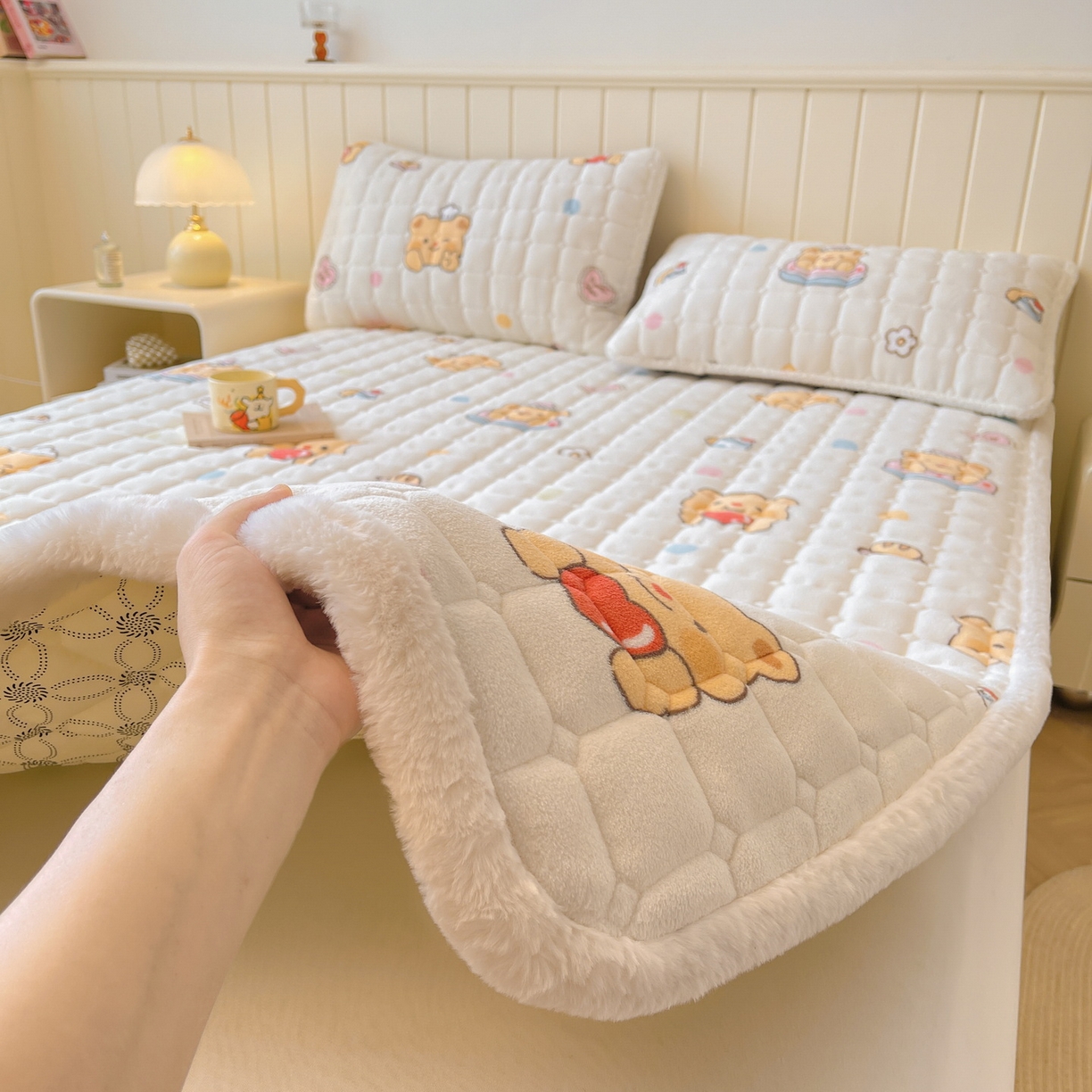 91家纺网 家纺一手货源 找家纺 LIFE.丽芙 2025秋冬新款牛奶绒加厚夹棉床垫床护垫单件印花卡通小清新床褥床垫子三件套 小熊包