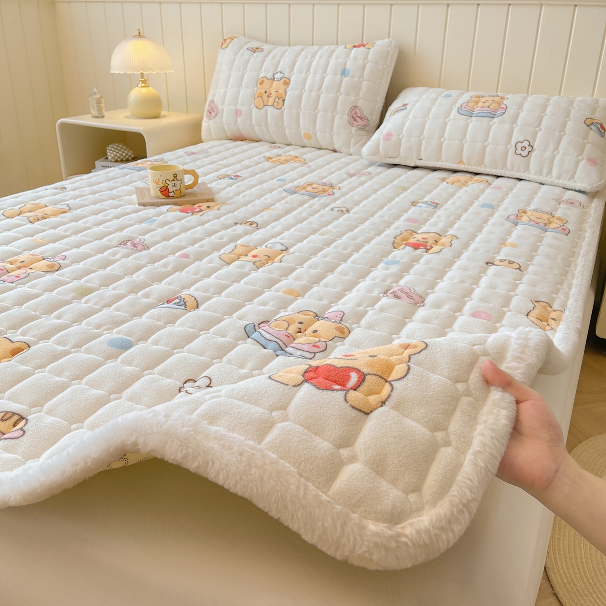 91家纺网 家纺一手货源 找家纺 LIFE.丽芙 2025秋冬新款牛奶绒加厚夹棉床垫床护垫单件印花卡通小清新床褥床垫子三件套 小熊包