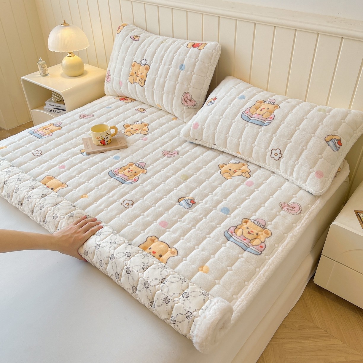 91家纺网 家纺一手货源 找家纺 LIFE.丽芙 2025秋冬新款牛奶绒加厚夹棉床垫床护垫单件印花卡通小清新床褥床垫子三件套 小熊包