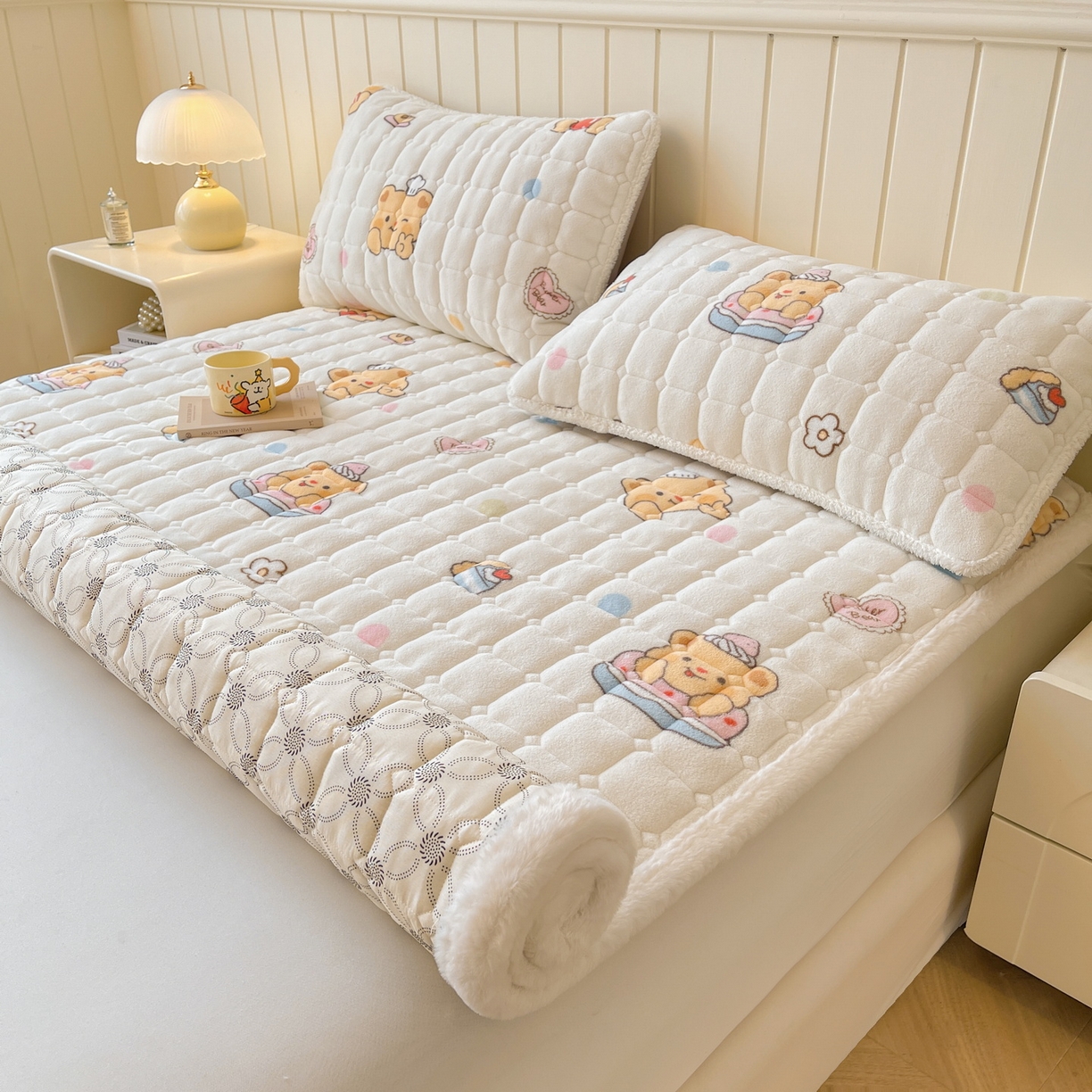 91家纺网 家纺一手货源 找家纺 LIFE.丽芙 2025秋冬新款牛奶绒加厚夹棉床垫床护垫单件印花卡通小清新床褥床垫子三件套 小熊包