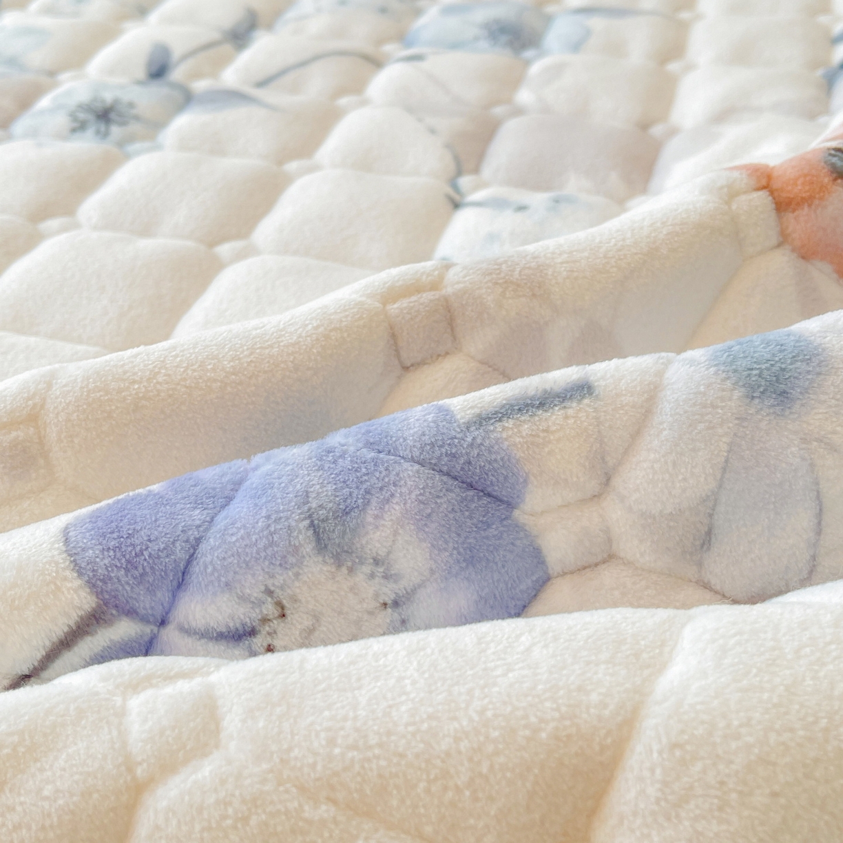 91家纺网 家纺一手货源 找家纺 LIFE.丽芙 2025秋冬新款牛奶绒加厚夹棉床垫床护垫单件印花卡通小清新床褥床垫子三件套 司藤