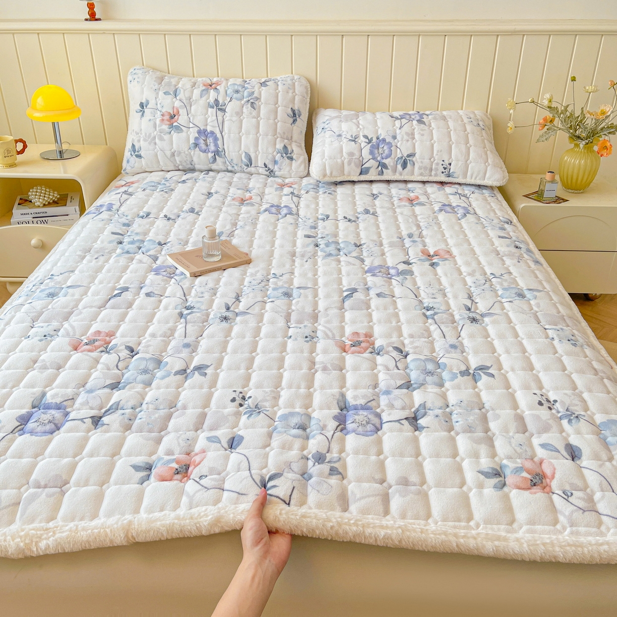 91家纺网 家纺一手货源 找家纺 LIFE.丽芙 2025秋冬新款牛奶绒加厚夹棉床垫床护垫单件印花卡通小清新床褥床垫子三件套 司藤