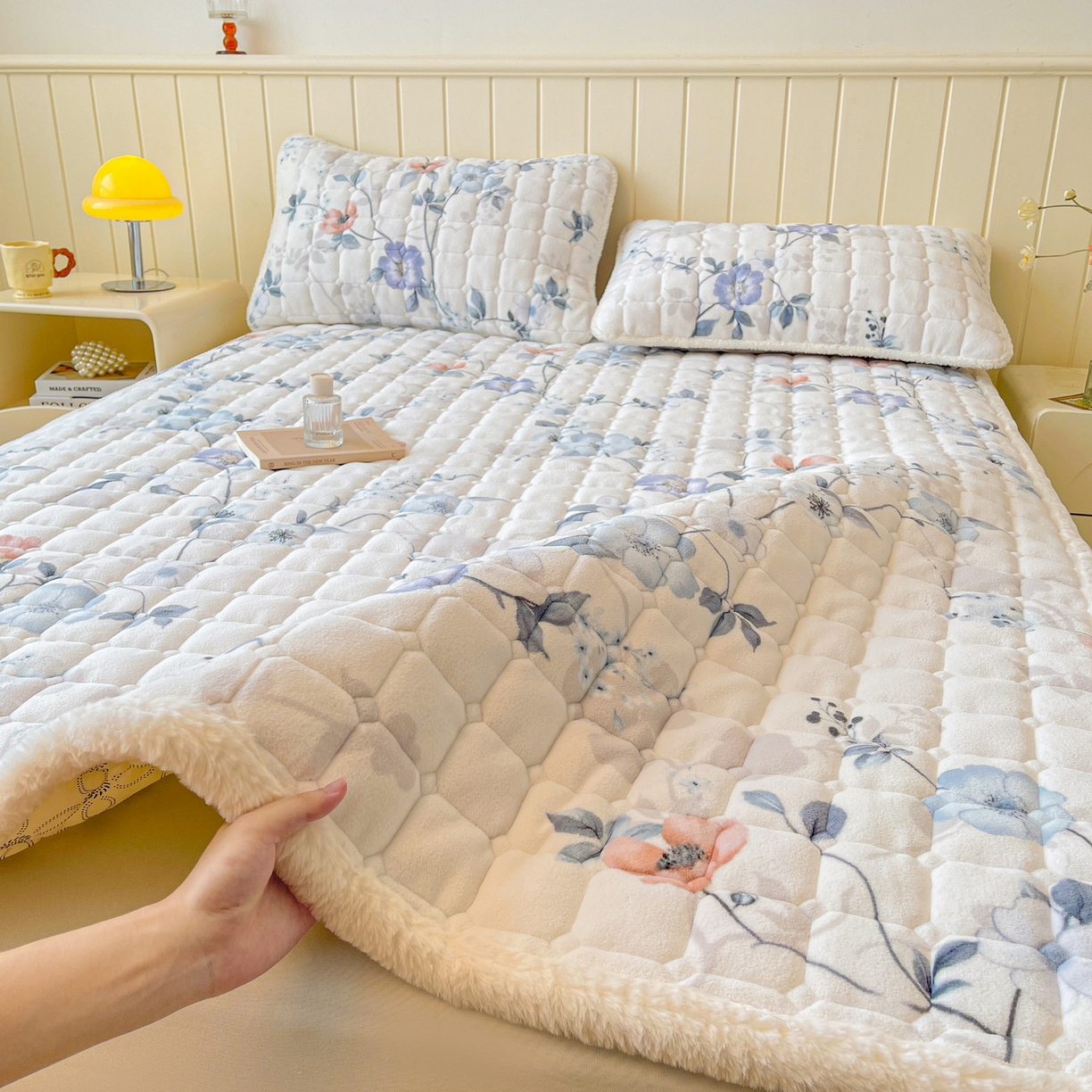 91家纺网 家纺一手货源 找家纺 LIFE.丽芙 2025秋冬新款牛奶绒加厚夹棉床垫床护垫单件印花卡通小清新床褥床垫子三件套 司藤