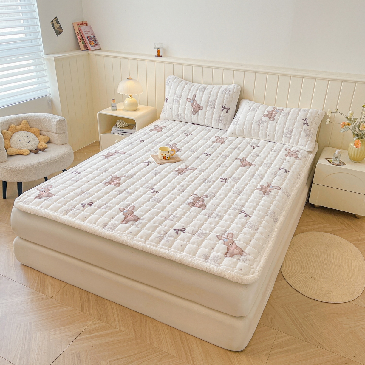 91家纺网 家纺一手货源 找家纺 LIFE.丽芙 2025秋冬新款牛奶绒加厚夹棉床垫床护垫单件印花卡通小清新床褥床垫子三件套 花环小兔