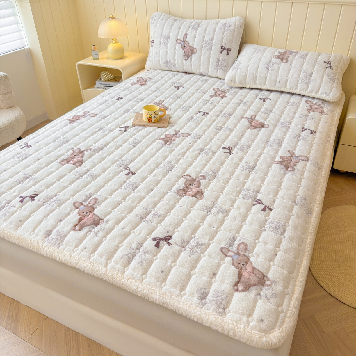 91家纺网 家纺一手货源 找家纺 LIFE.丽芙 2025秋冬新款牛奶绒加厚夹棉床垫床护垫单件印花卡通小清新床褥床垫子三件套 花环小兔