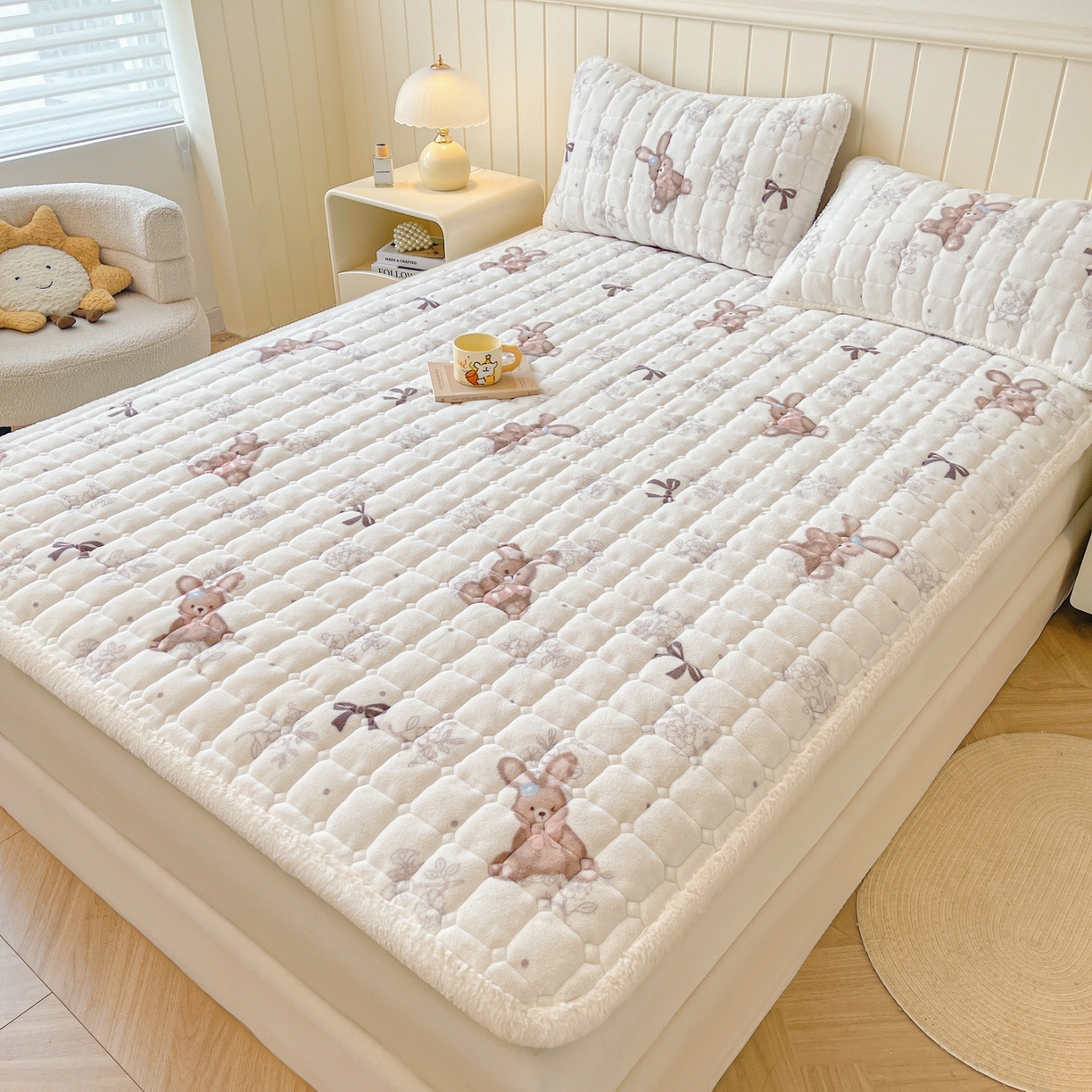 91家纺网 家纺一手货源 找家纺 LIFE.丽芙 2025秋冬新款牛奶绒加厚夹棉床垫床护垫单件印花卡通小清新床褥床垫子三件套 花环小兔